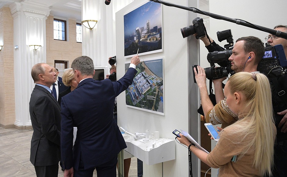 Before the meeting on the creation of cultural and educational centres in Russian regions, Vladimir Putin examined models of the planned centres. Acting Governor of Primorye Territory Oleg Kozhemyako provides details and updates on the projects.