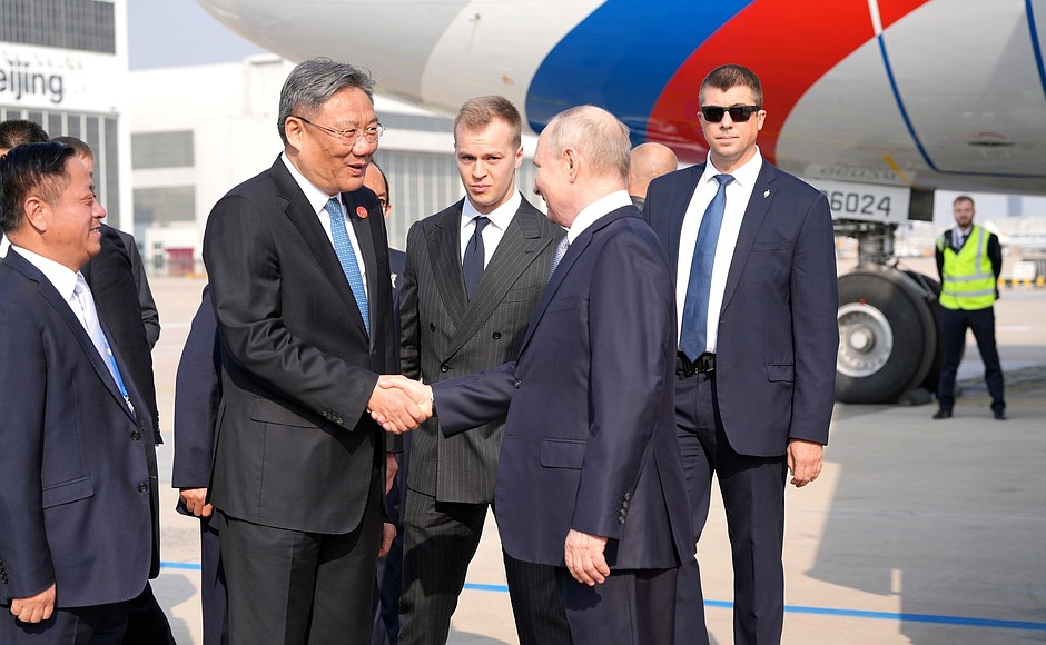Президент России прибыл с рабочим визитом в КНР. С Министром коммерции Китайской Народной Республики Ваном Вэньтао.
