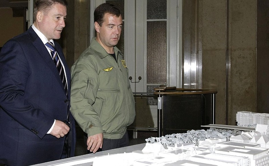 Георгий Боос ознакомил Дмитрия Медведева с макетами новых и реконструируемых районов Калининграда.