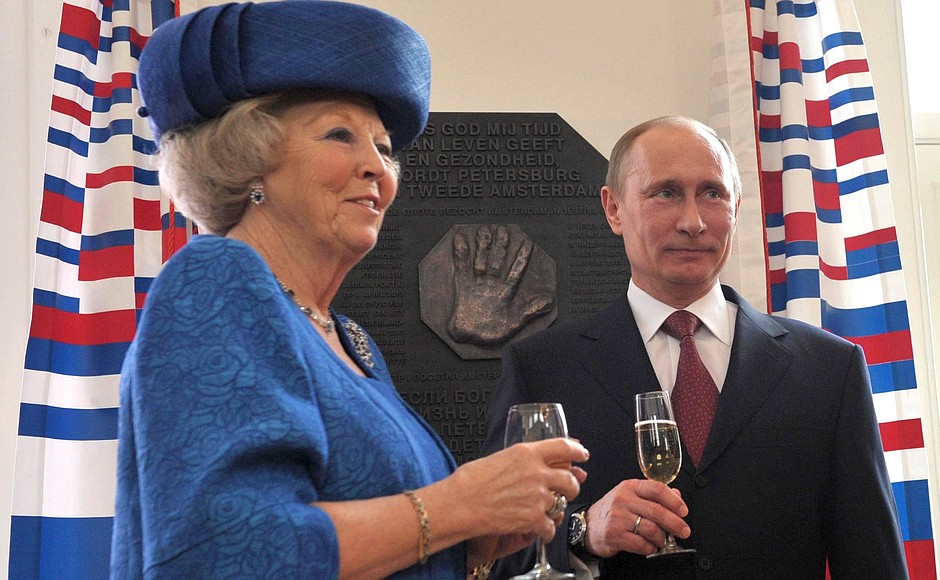 Vladimir Putin and Queen Beatrix of the Netherlands unveiled a plaque commemorating the official start of the reciprocal cultural years.