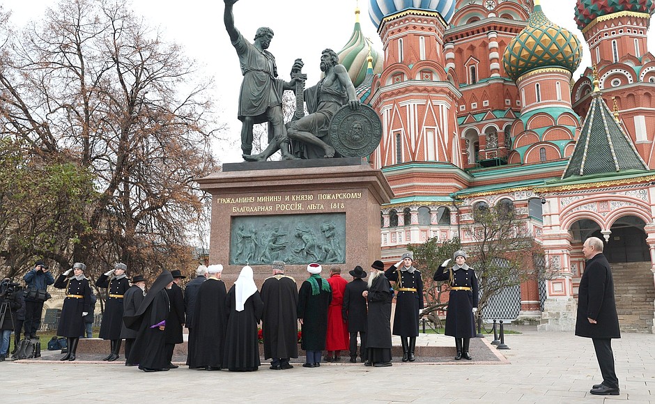 Flower-laying ceremony at monument to Kuzma Minin and Dmitry Pozharsky.