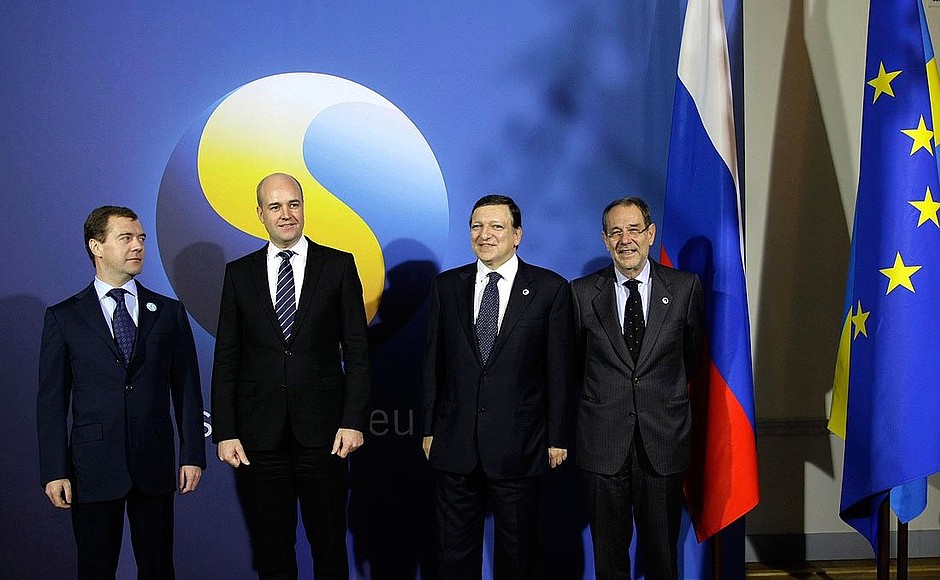С Премьер-министром Швеции Фредриком Рейнфельдтом, Председателем Комиссии Европейских сообществ Жозе Мануэлом Баррозу и Генеральным секретарём Совета Европейского союза Хавьером Соланой (слева направо).