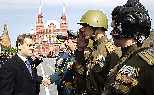 Перед началом Военного парада в честь 63-й годовщины Победы в Великой Отечественной войне.