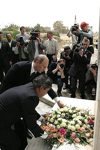 Laying a wreath on the monument to the heroes of the battle of Al-Hani.