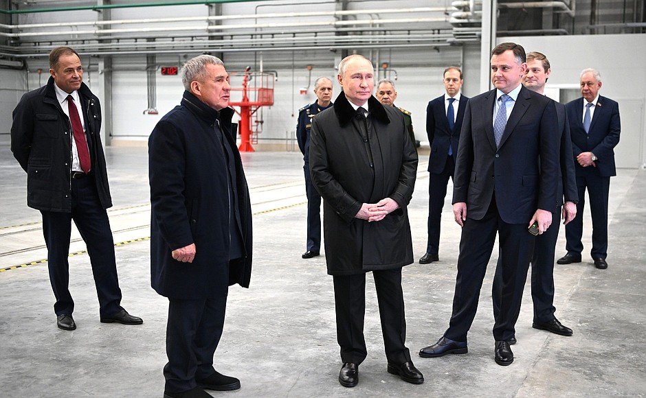 Visiting the Gorbunov Kazan Aviation Plant. From left: Presidential Plenipotentiary Envoy to the Volga Federal District Igor Komarov, Head of the Republic of Tatarstan Rustam Minnikhanov, and General Director of the United Aircraft Corporation Yury Slyusar.