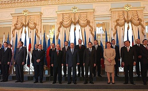 Participants in Russia — EU Summit at a photo session.