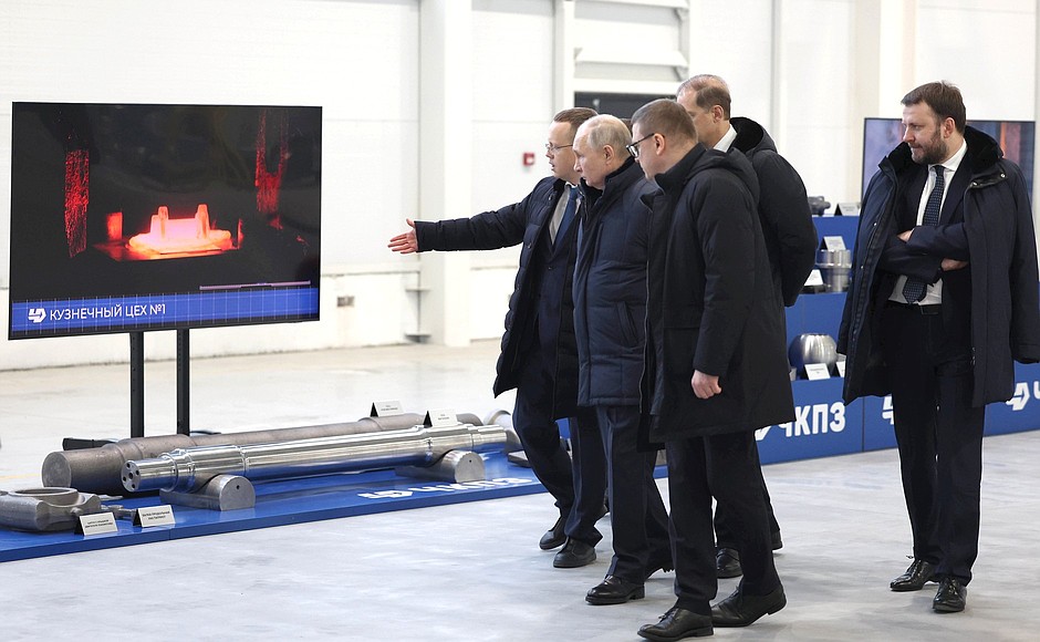 Во время посещения Челябинского кузнечно-прессового завода. Пояснения даёт директор предприятия Андрей Гартунг (слева).