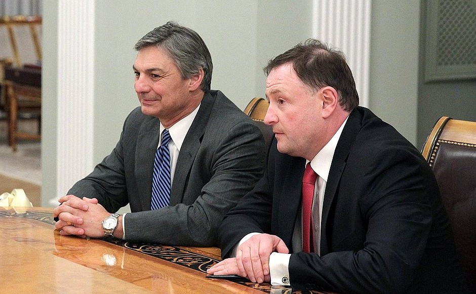 President and CEO of Boeing Commercial Airplanes Ray Conner (left) and President of Boeing Russia/CIS Sergei Kravchenko.