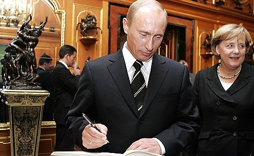 President Vladimir Putin signed the guest book of the Green Vault jewellery museum.