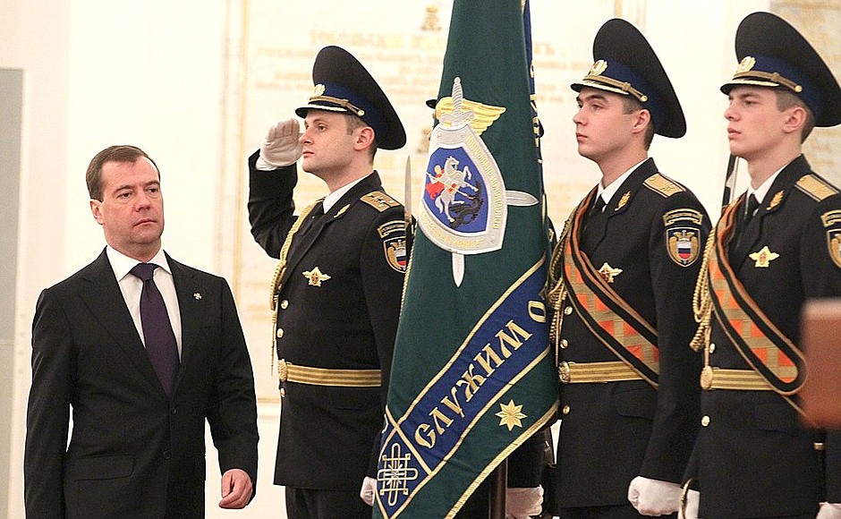 Перед началом церемонии вручения знамени Следственного комитета России.