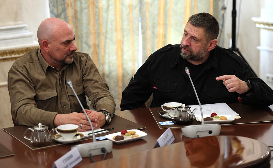 Meeting with war correspondents. From left: Dmitry Steshin (Komsomolskaya Pravda), Alexander Sladkov (VGTRK).