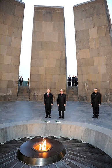 Возложение цветов к Мемориалу памяти жертв геноцида армян. С Президентом Армении Сержем Саргсяном.