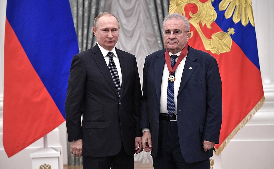 Presentation of state decorations. Alexander Archakov, research director at Orekhovich Institute of Biomedical Chemistry, is awarded the Order for Services to the Fatherland, II degree.