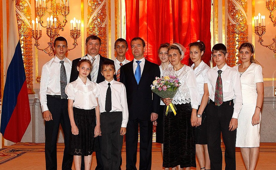 Dmitry Medvedev presents the Order of Parental Glory to Nadezhda and Ivan Pinchuk, who are raising 13 children.