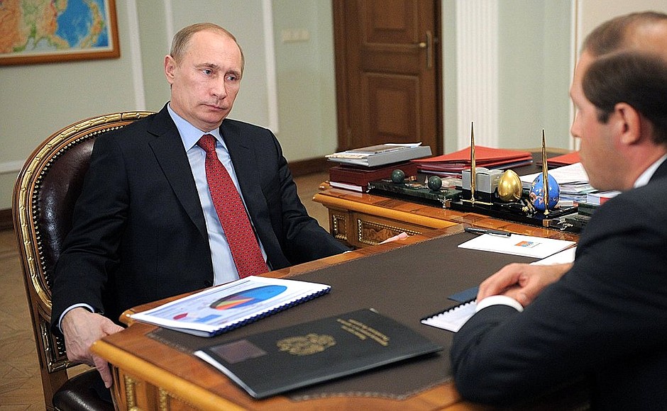 Во время рабочей встречи с Министром промышленности и торговли Денисом Мантуровым.