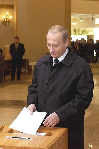 President Putin voting at Polling Station No 2039.