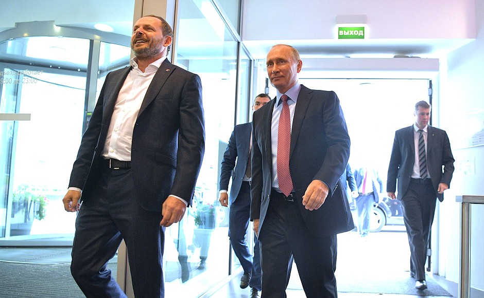 Во время посещения офиса ИТ-компании «Яндекс». С генеральным директором группы компаний «Яндекс» Аркадием Воложем.