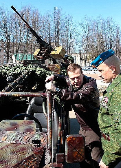 В расположении полка спецназа ВДВ. Президент осмотрел расположение подразделения и боевую технику. С Героем России подполковником Анатолием Лебедем.