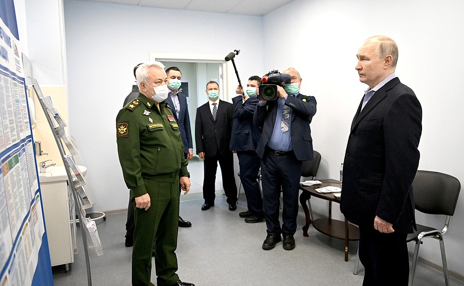 Visiting branch No 2 of the Vishnevsky Central Military Clinical Hospital of the Ministry of Defence. Left: Secretary of State – Deputy Defence Minister Nikolai Pankov.