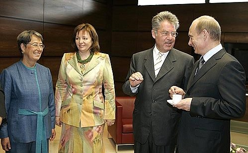 With Austrian President Heinz Fischer. On the left, the wives of the Russian and Austrian presidents.