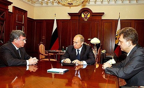 President Putin with Deputy Prime Minister Viktor Khristenko and Transneft president Semyon Vainshtok.