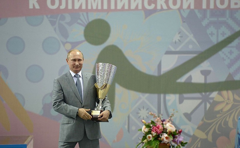 Владимир Путин вручил награды победителям спортивного фестиваля многодетных семей «От спортивной семьи к Олимпийской победе».