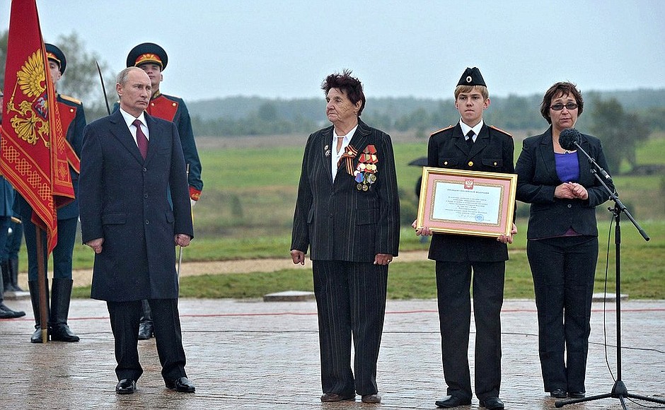 Presenting the certificate conferring City of Military Glory title to representatives of Maloyaroslavets.