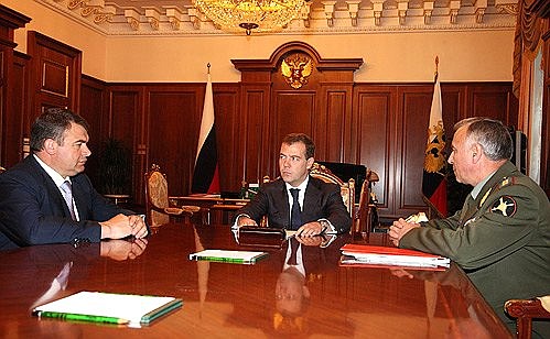 С Министром обороны Анатолием Сердюковым (слева) и начальником Генерального штаба Николаем Макаровым.