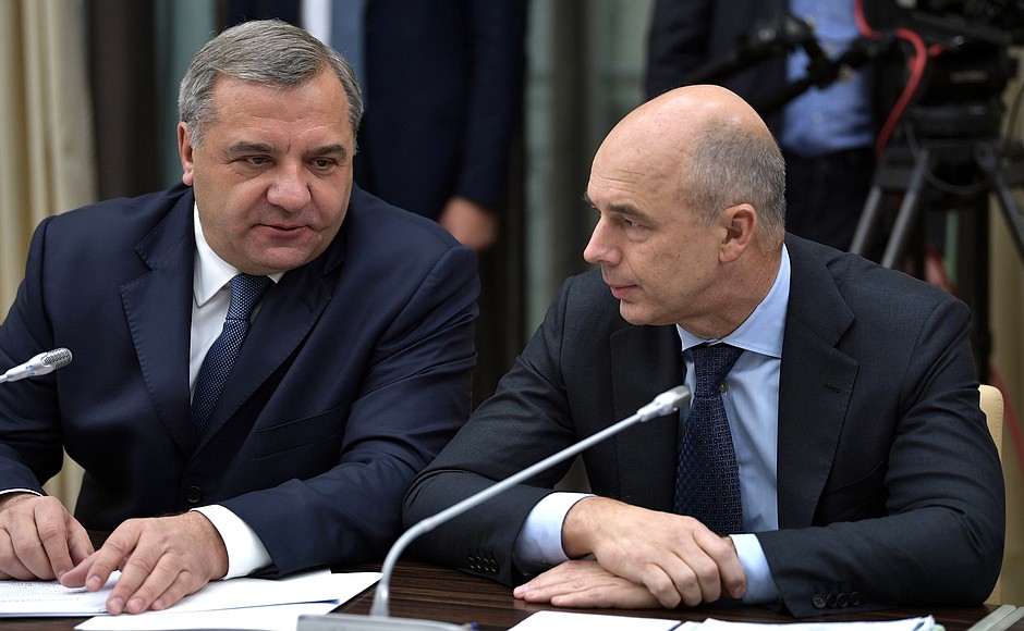 Глава МЧС Владимир Пучков и Министр финансов Антон Силуанов перед началом совещания с членами Правительства.