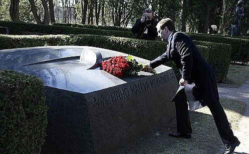 Дмитрий Медведев возложил цветы к могиле президента Финляндии Урхо Кекконена на мемориальном кладбище Хиетаниеми.