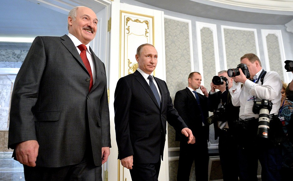 Перед началом встречи с Президентом Республики Беларусь Александром Лукашенко.