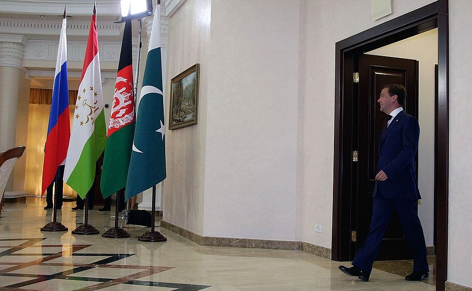 Перед началом встречи с Президентом Афганистана Хамидом Карзаем, Президентом Пакистана Асифом Али Зардари и Президентом Таджикистана Эмомали Рахмоном.