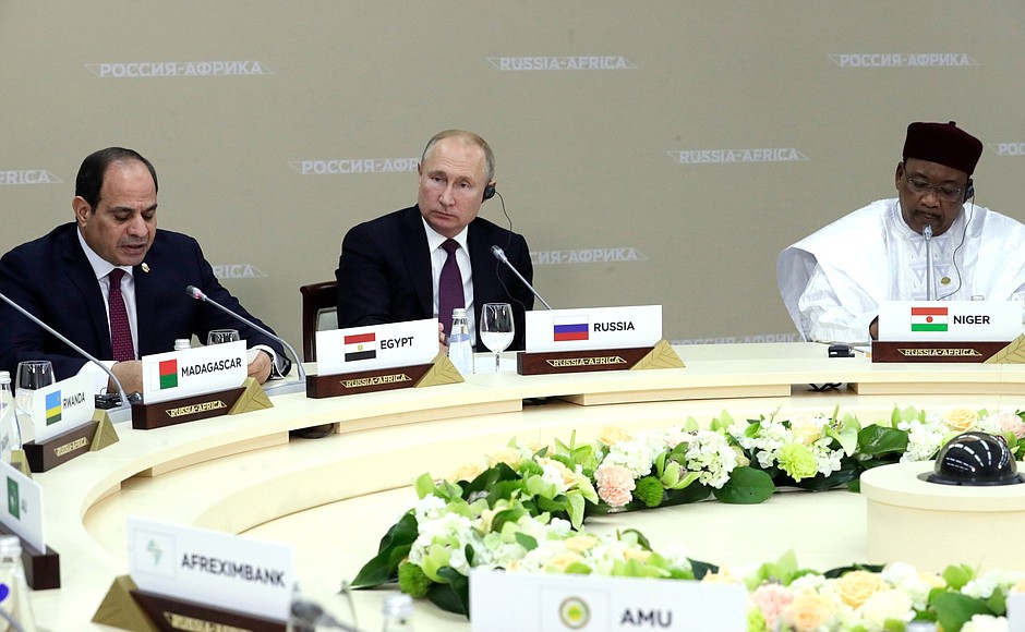 Владимир Путин и Президент Арабской Республики Египет, Председатель Африканского союза, сопредседатель саммита Россия – Африка Абдельфаттах Сиси приняли участие в рабочем завтраке с руководителями региональных организаций Африки.