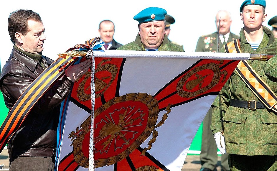 Visiting the Special Purpose Regiment of the Air Assault Forces’s base. President Medvedev decorated the unit’s St George banner with the Order of Kutuzov and a ribbon.