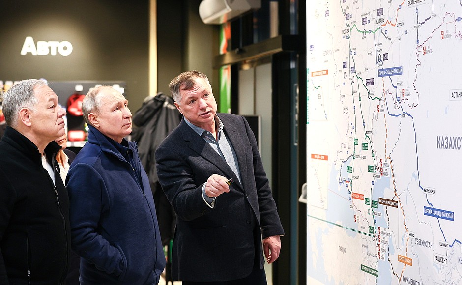 At the M-12 Vostok Motorway road service facility. With Russian Highways CEO Vyacheslav Petushenko (left) and Deputy Prime Minister Marat Khusnullin.