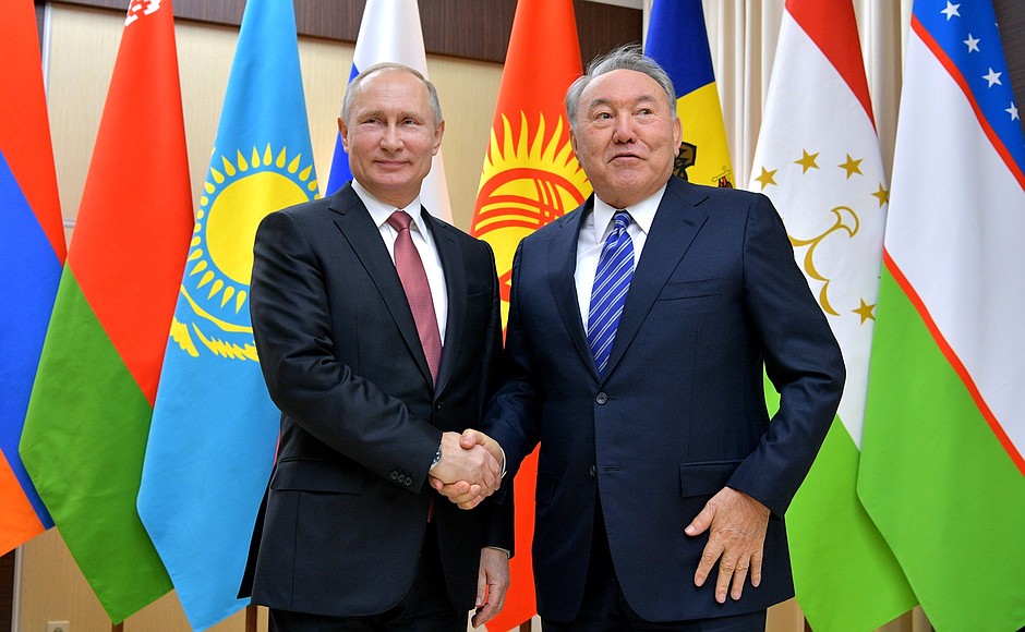 С Президентом Республики Казахстан Нурсултаном Назарбаевым перед началом неформальной встречи глав государств СНГ.