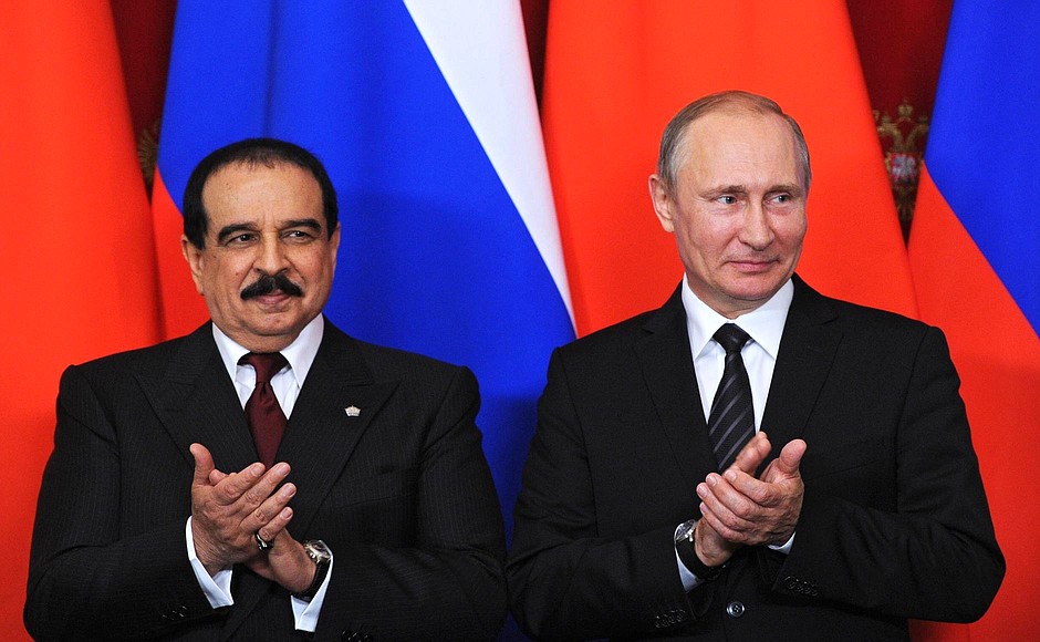 На церемонии подписания документов по итогам российско-бахрейнских переговоров.