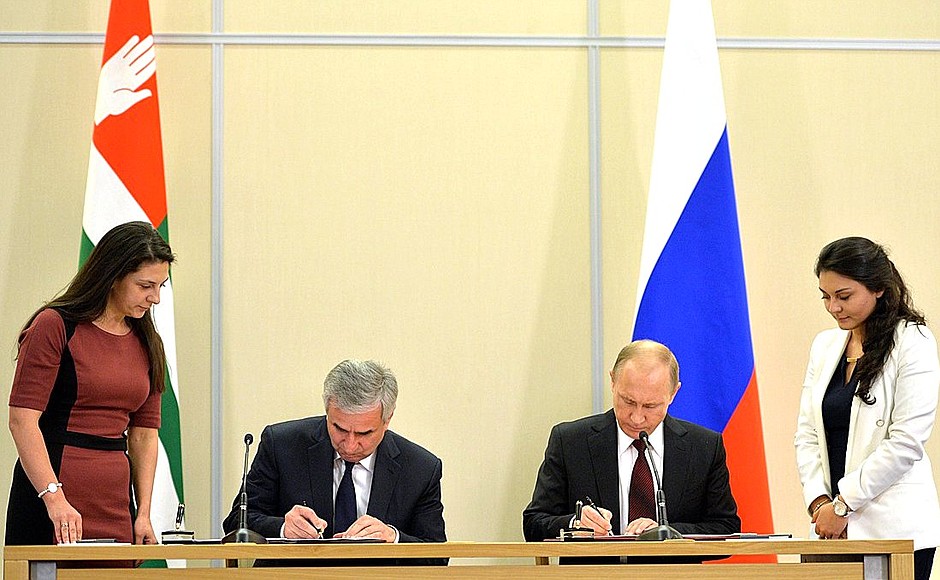 Владимир Путин и Рауль Хаджимба подписали Договор между Российской Федерацией и Республикой Абхазия о союзничестве и стратегическом партнёрстве.