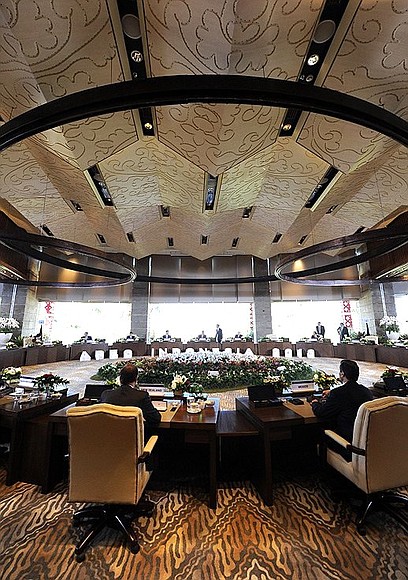 Первое рабочее заседание лидеров экономик форума Азиатско-тихоокеанского экономического сотрудничества.