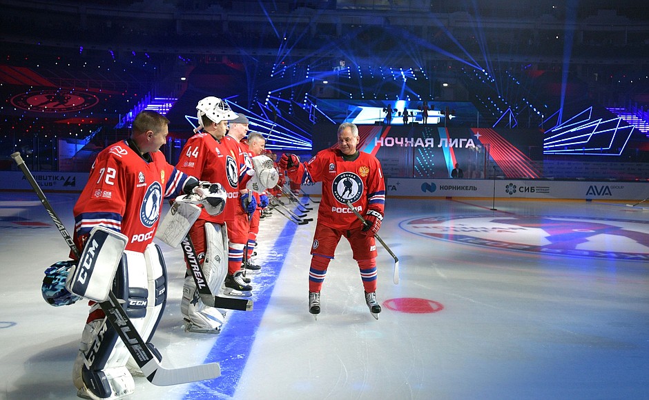 Министр обороны Сергей Шойгу перед началом гала-матча Ночной хоккейной лиги.