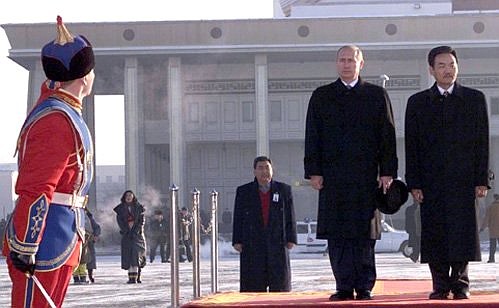 President Putin and Mongolian President Natsagiyn Bagabandi during an official welcoming ceremony.
