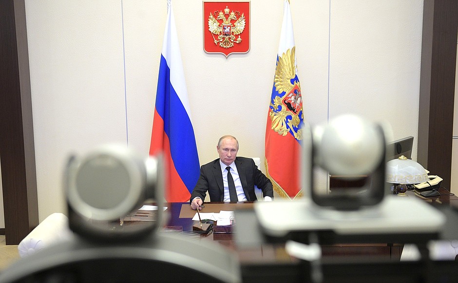 Vladimir Putin took part in the School of Tomorrow national open lesson held as part of the ProyeKTOriya career guidance forum, via teleconference.