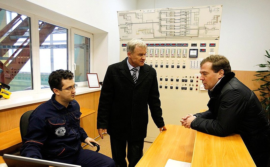 Visiting the Syktyvkar Vodokanal municipal unitary enterprise. With company’s director Nikolai Kursakov (center).
