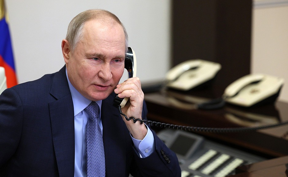 Vladimir Putin talked by phone with 8 year-old Kristina Sin from Yuzhno-Sakhalinsk, a participant in the New Year Tree of Wishes charity campaign.