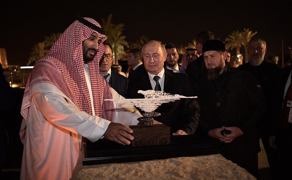 Владимир Путин преподнёс в дар Наследному принцу Саудовской Аравии Мухаммеду бен Сальману Аль Сауду изделие из бивня мамонта.