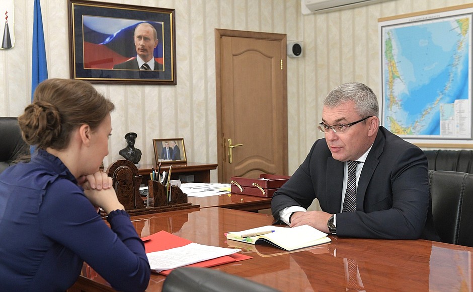 С первым заместителем губернатора Сахалинской области Александром Дерновым.