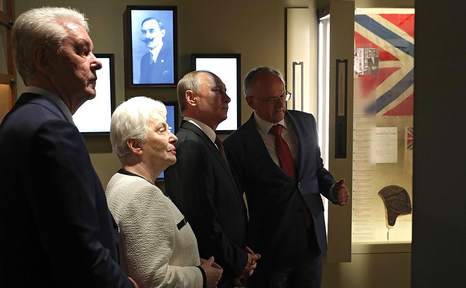 Touring the exhibition of the Alexander Solzhenitsyn Museum of Russia Abroad. With Moscow Mayor Sergei Sobyanin and President of the Solzhenitsyn Aid Fund Natalia Solzhenitsyna. Director of the Alexander Solzhenitsyn Museum of Russia Abroad Viktor Moskvin, right, explained the exhibits.