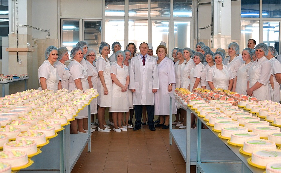 С работницами Самарского булочно-кондитерского комбината.