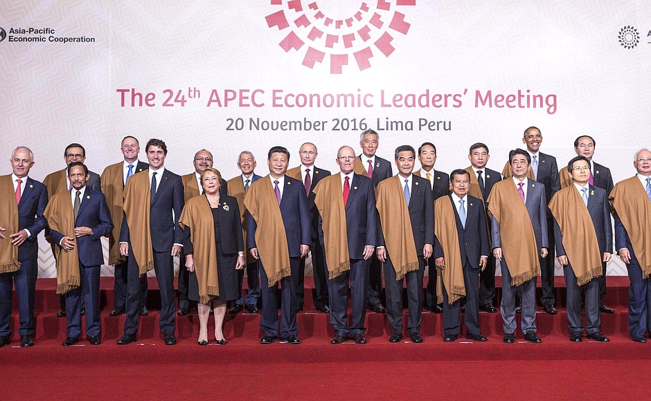 Участники заседания лидеров экономик форума АТЭС сфотографировались в национальных перуанских накидках.