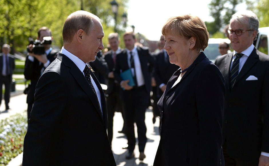 Во время прогулки в Александровском саду. С Федеральным канцлером Германии Ангелой Меркель.